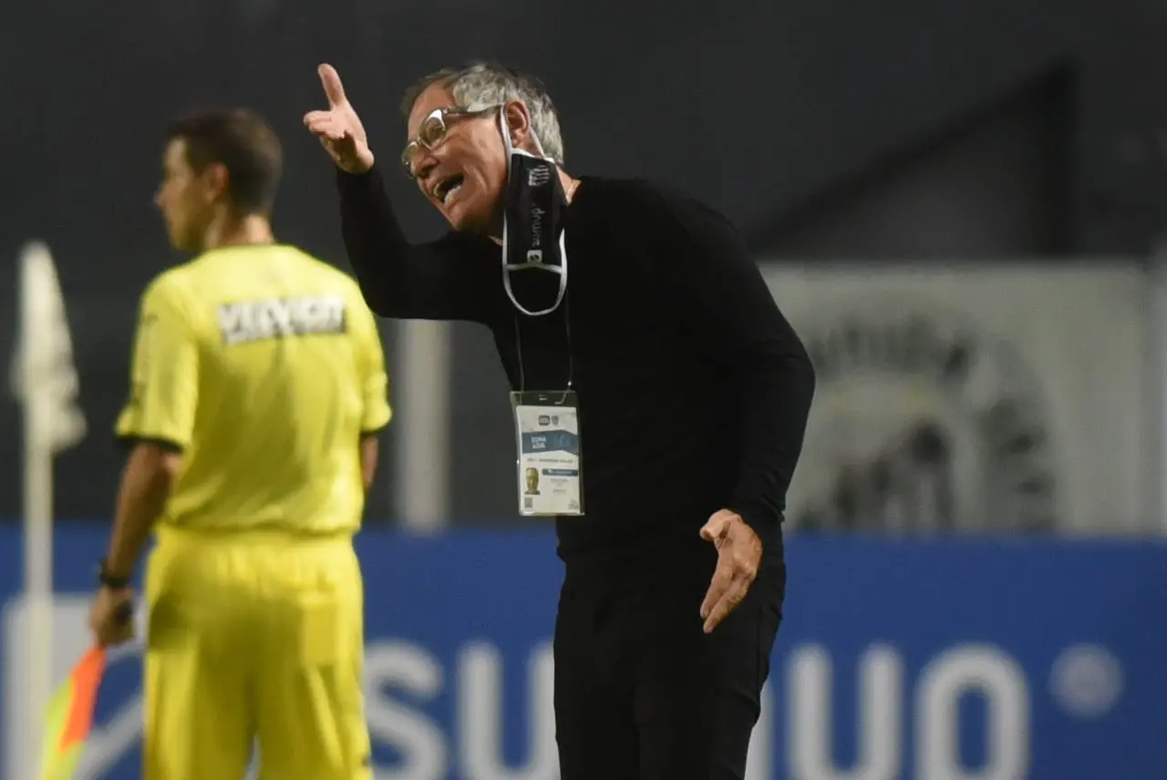 Ariel Holan comandando o Santos