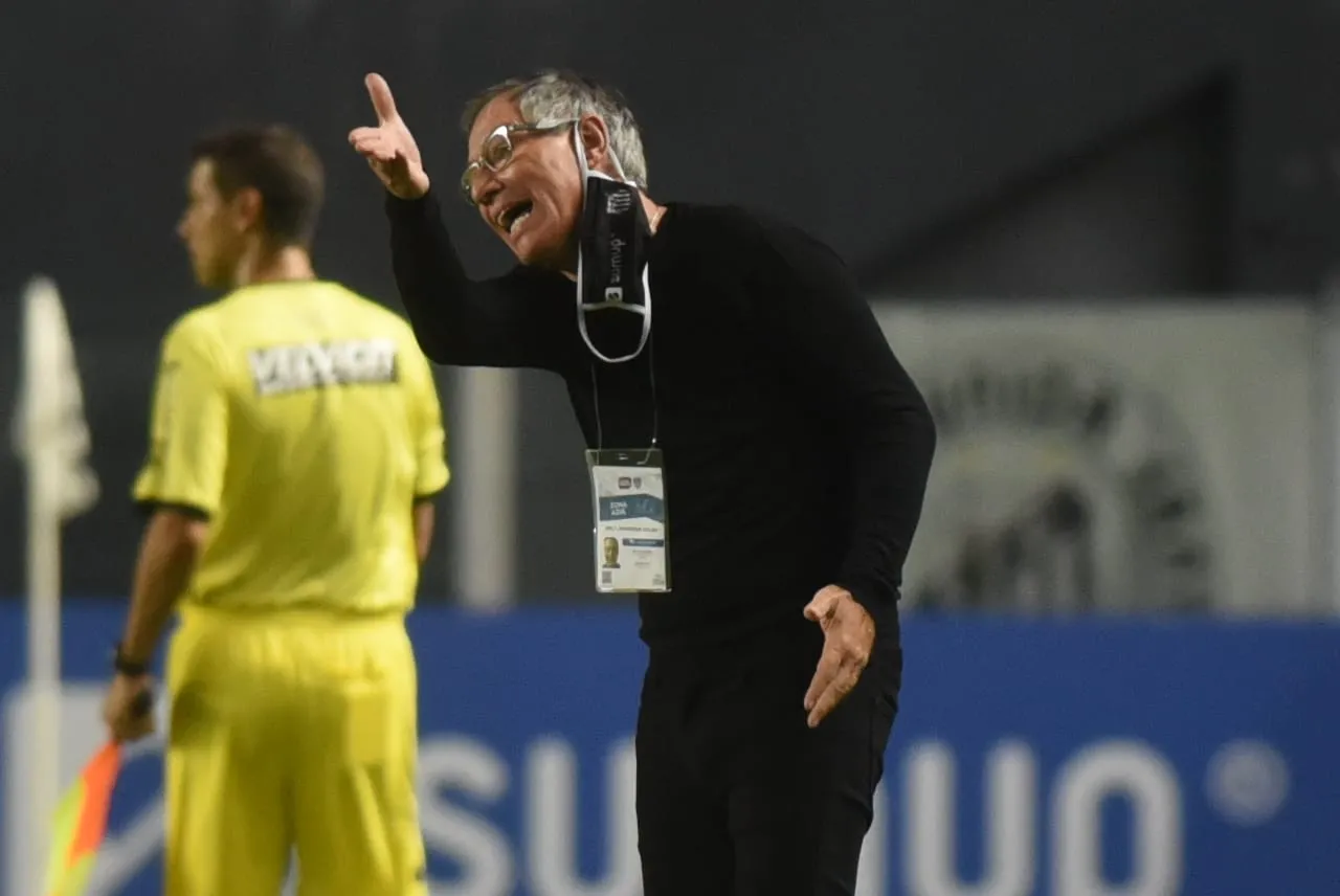 Ariel Holan deixou o Santos após 12 partidas na temporada de 2021