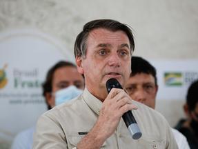 Presidente Jair Bolsonaro com microfone na mão