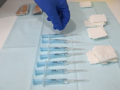 Seringas com vacina da Covid-19 e outros materiais de uso hospitalar