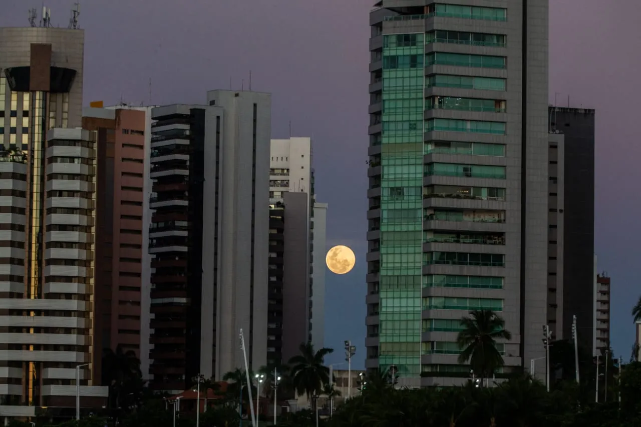 Superlua é vista na noite desta segunda-feira (26) em Fortaleza