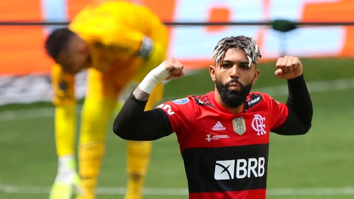 Gabigol comemora gol pelo Flamengo mostrando os músculos do braço