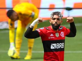 Gabigol comemora gol pelo Flamengo mostrando os músculos do braço
