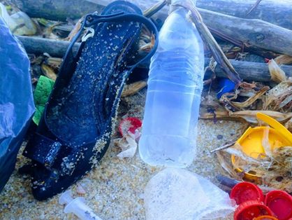 Lixo encontrado em praia de Tibau do Sul