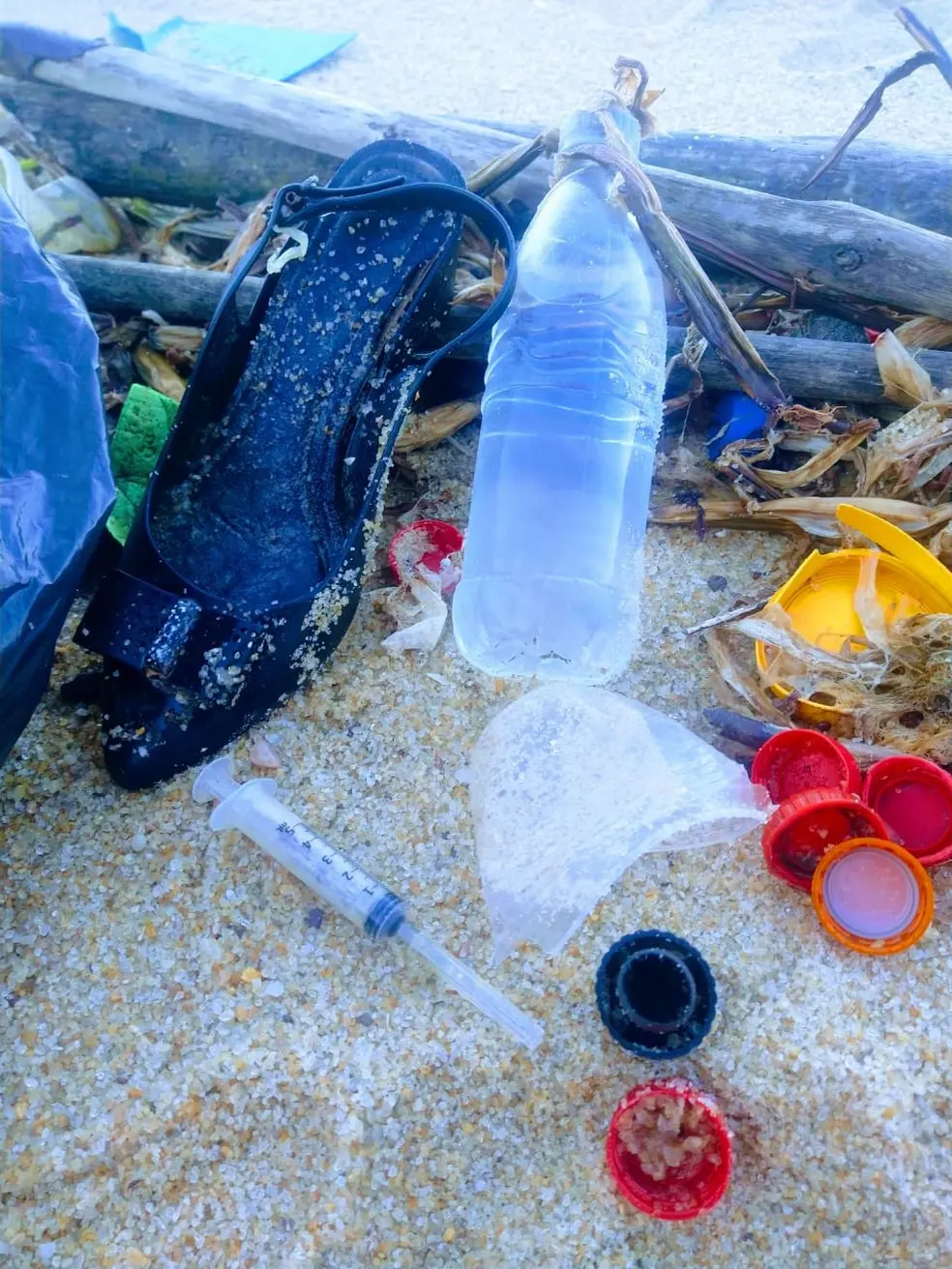 Lixo encontrado em praia de Tibau do Sul