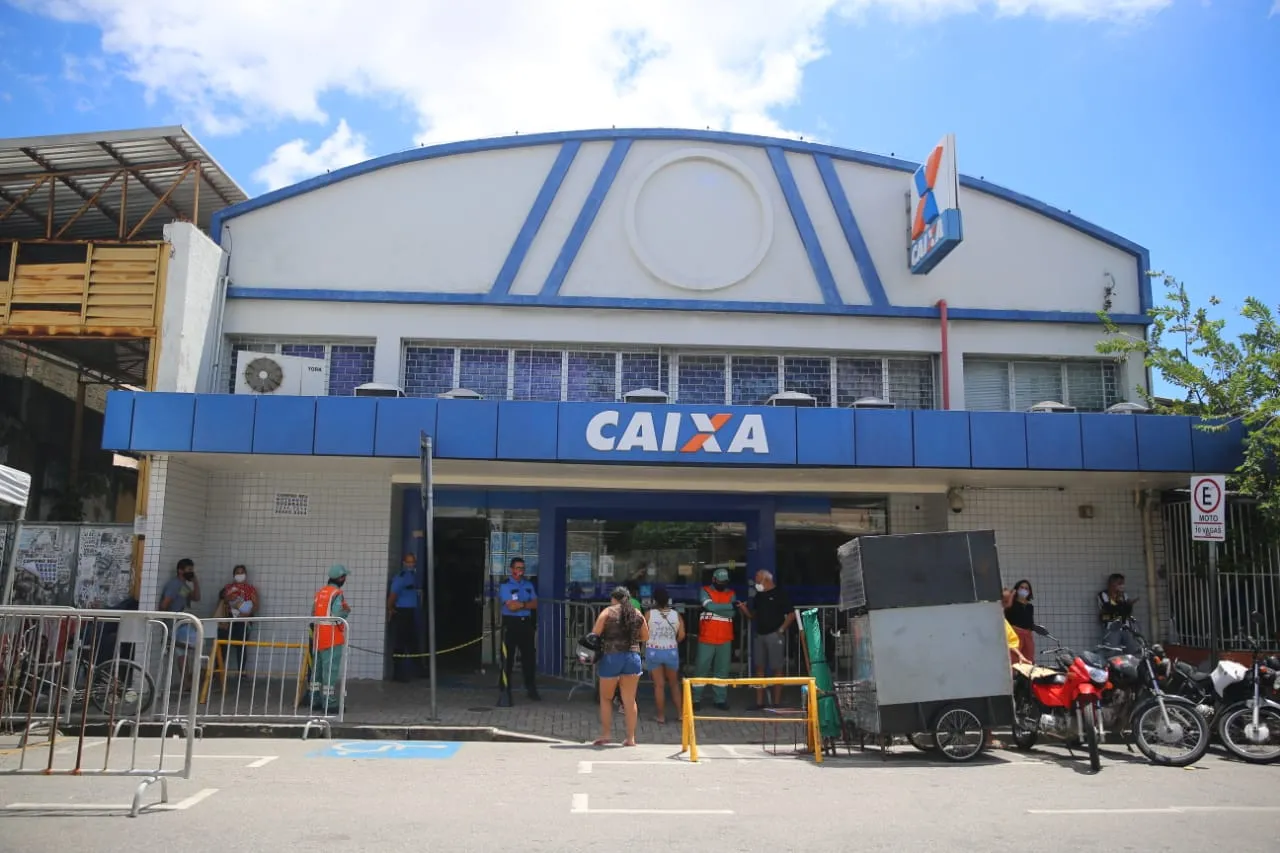 Movimentação tranquila na agência da Caixa na Parangaba.