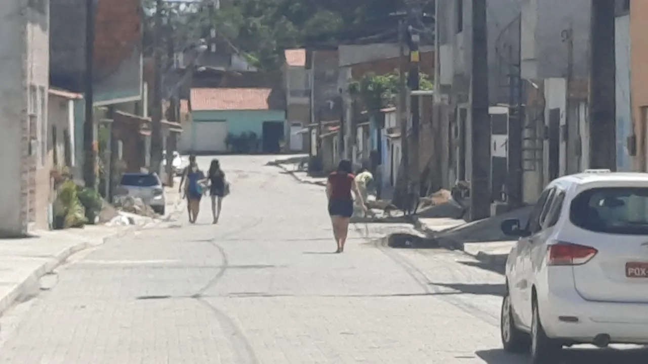 Movimentação em rua no bairro Cajazeiras, aquele com maior aumento de mortes neste ano.