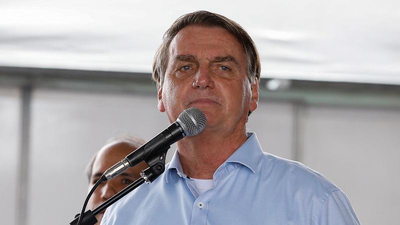 Presidente Jair Bolsonaro em frente a microfone