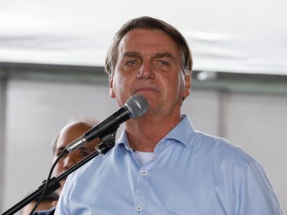 Presidente Jair Bolsonaro em frente a microfone