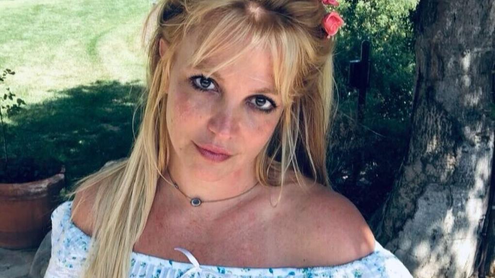 Britney em foto no jardim