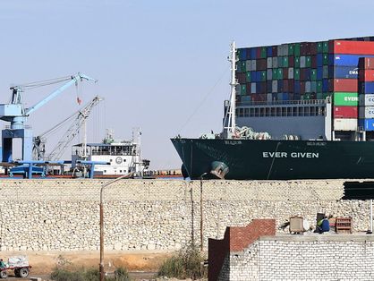 Navio cargueiro Ever Given após encalhe no Canal de Suez
