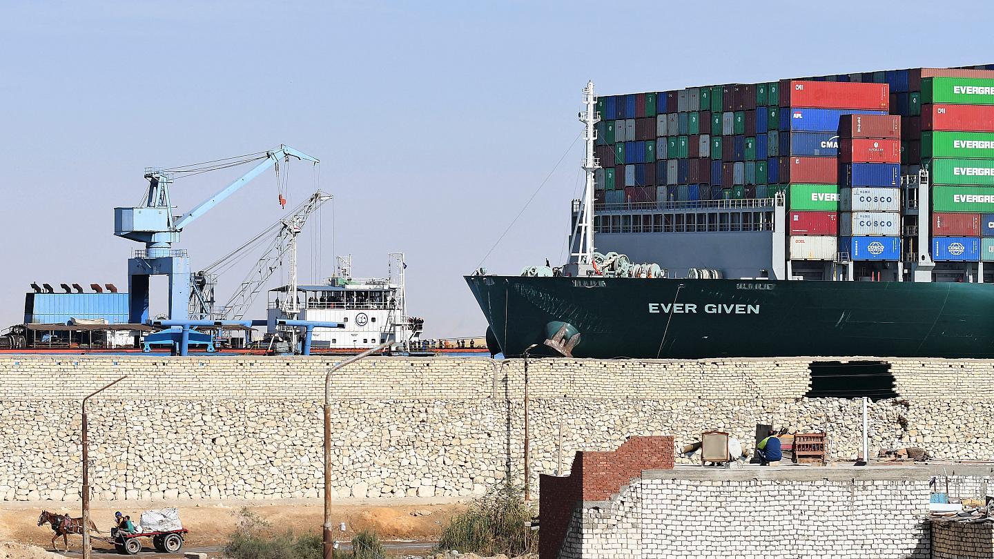 Navio cargueiro Ever Given após encalhe no Canal de Suez