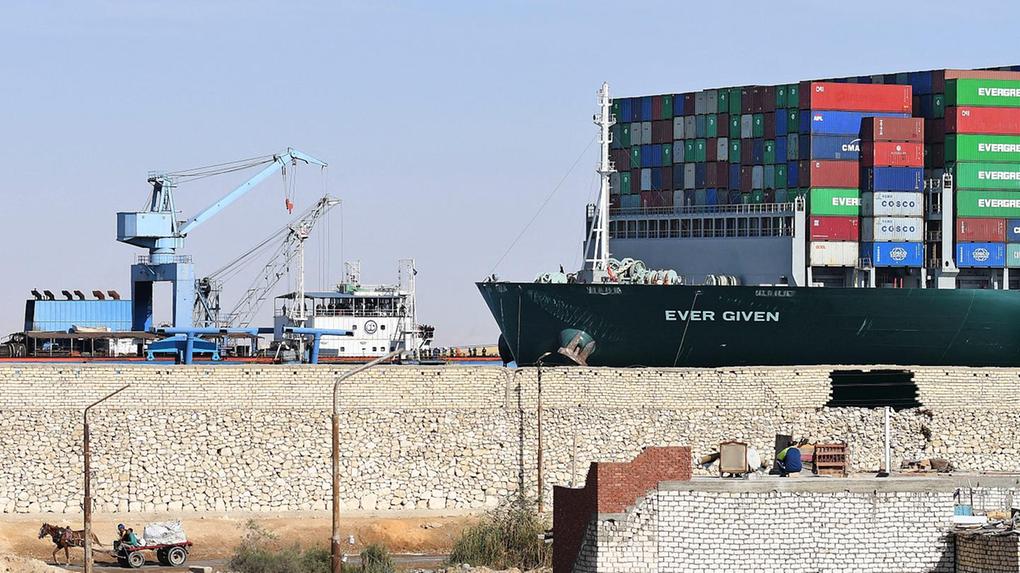 Navio cargueiro Ever Given após encalhe no Canal de Suez