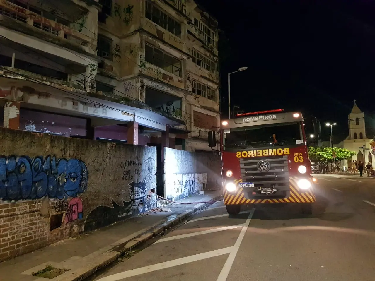 Viatura do Corpo de Bombeiros no Edifício São Pedro, onde foi registrado incêndio nesta terça-feira
