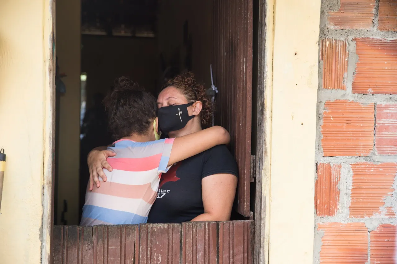 Viviane de Oliveira tem contado com ajuda de amigos e projetos sociais para não deixar faltar comida na mesa