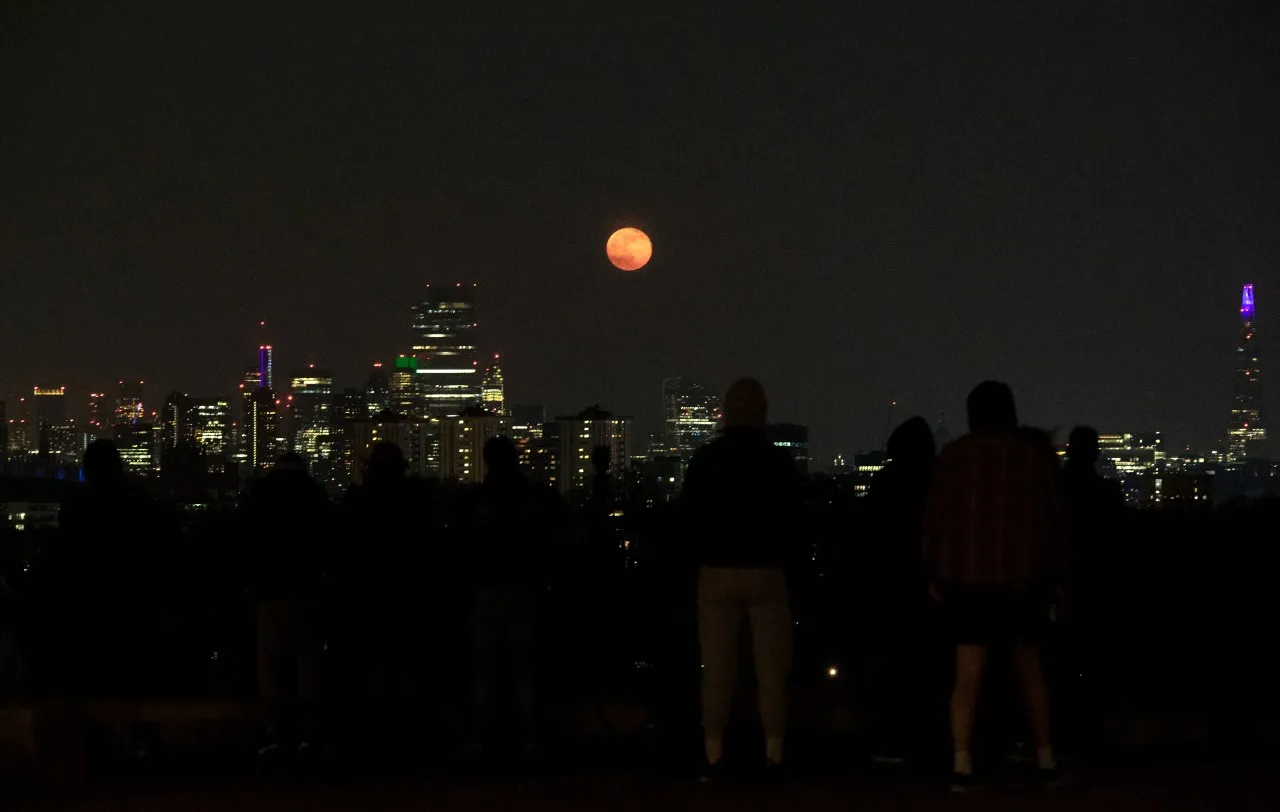 Pessoas admiram a Superlua Rosa, nesta terça-feira (27), em Londres