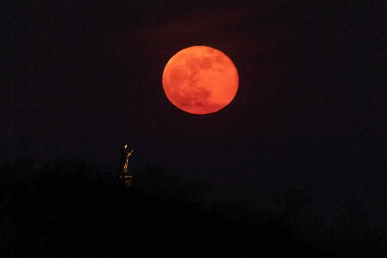 Lua cheia de abril, conhecida como 
