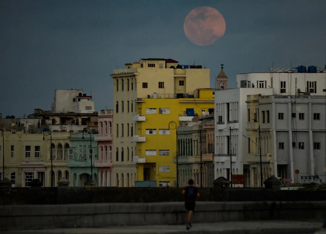 Uma “Super Pink Moon” completa se eleva acima de Havana, em Cuba, em 26 de abril de 2021,