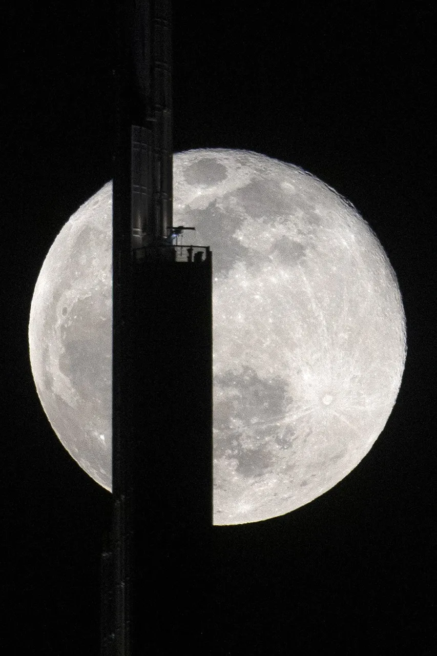 A Super Pink Moon atrás do arranha-céu Burj Khalifa, em Dubai, nos Emirados Árabes
