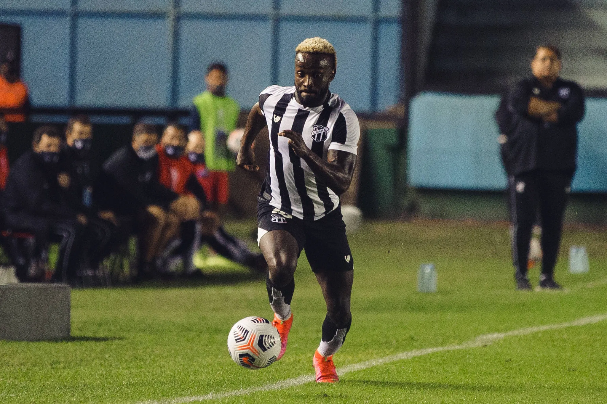 Mendoza criou chances, mas não conseguiu balançar as redes do Arsenal