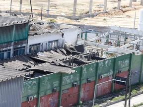 Foto aérea da unidade da White Martins destroçada após explosão, com telhas quebradas
