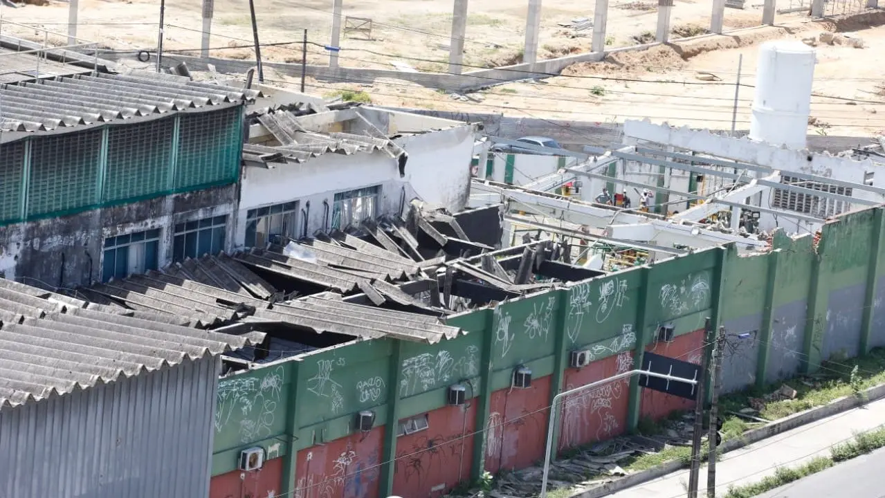 Foto aérea da unidade da White Martins destroçada após explosão, com telhas quebradas