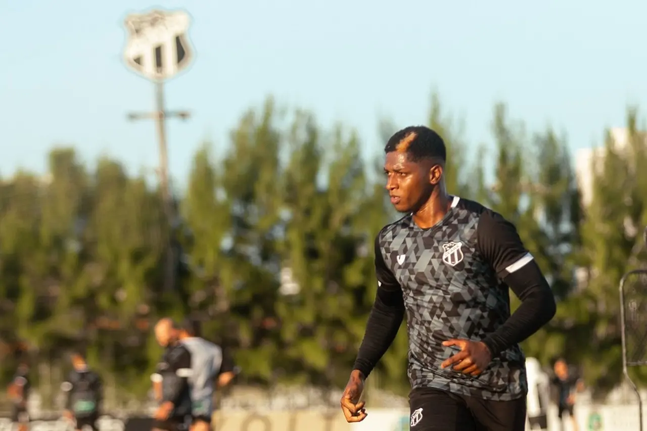 Yony González com semblante sério durante treino do Ceará