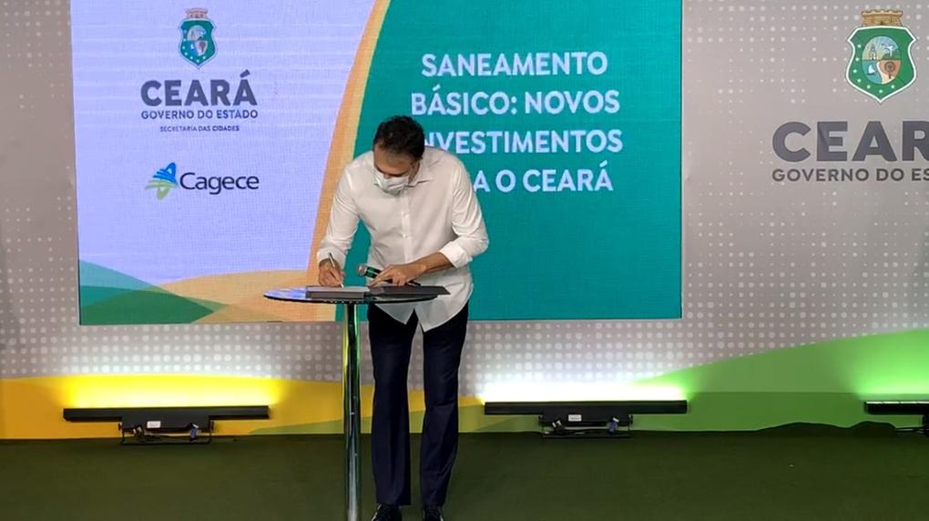 Governador Camilo Santana  assinando ordem de serviço para investimentos em saneamento no Ceará