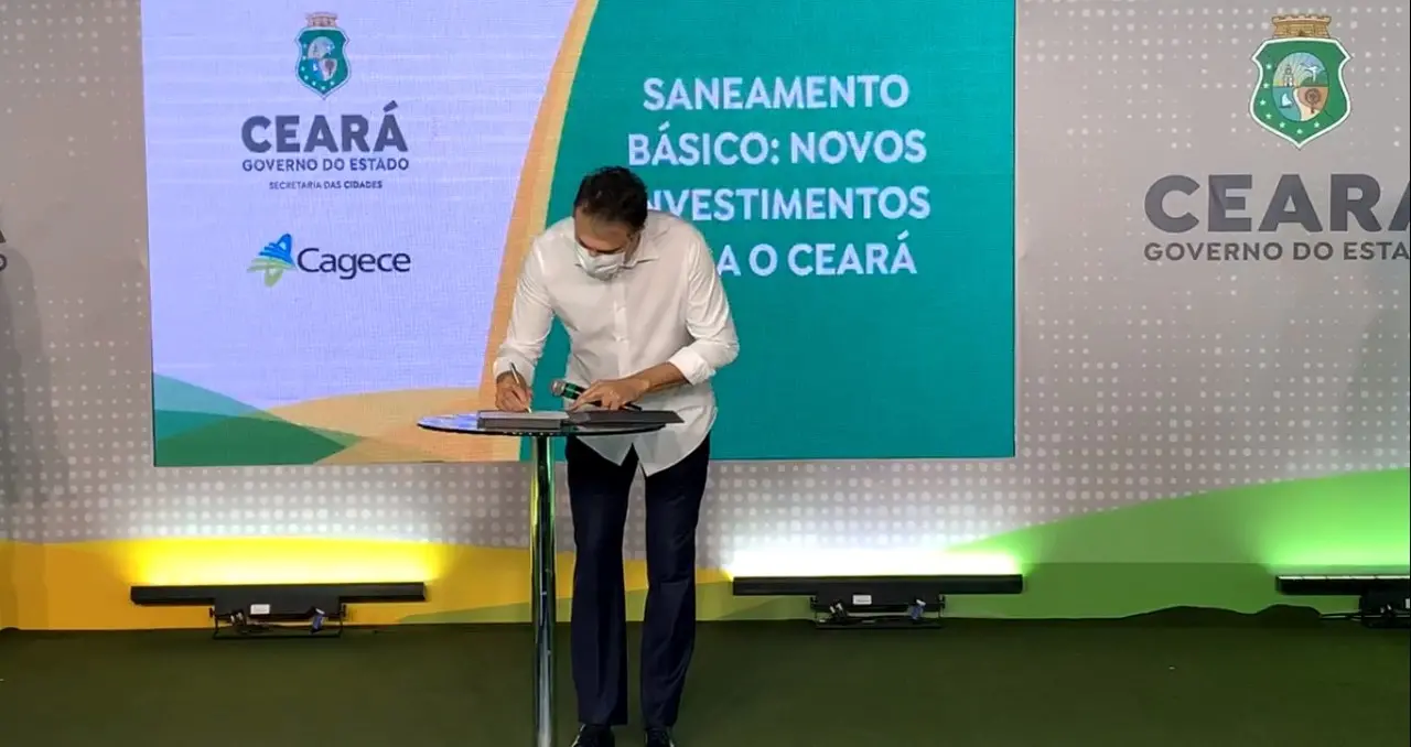Governador Camilo Santana  assinando ordem de serviço para investimentos em saneamento no Ceará