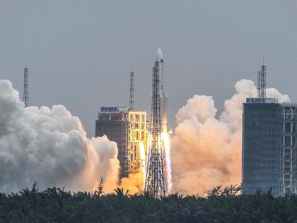 Lançamento do foguete 5B Longa Marcha, carregando o módulo central da estação espacial Tianhe da China, enquanto ele decola do Centro de Lançamento Espacial Wenchang, na província de Hainan, no sul da China, em 29 de abril de 2021.