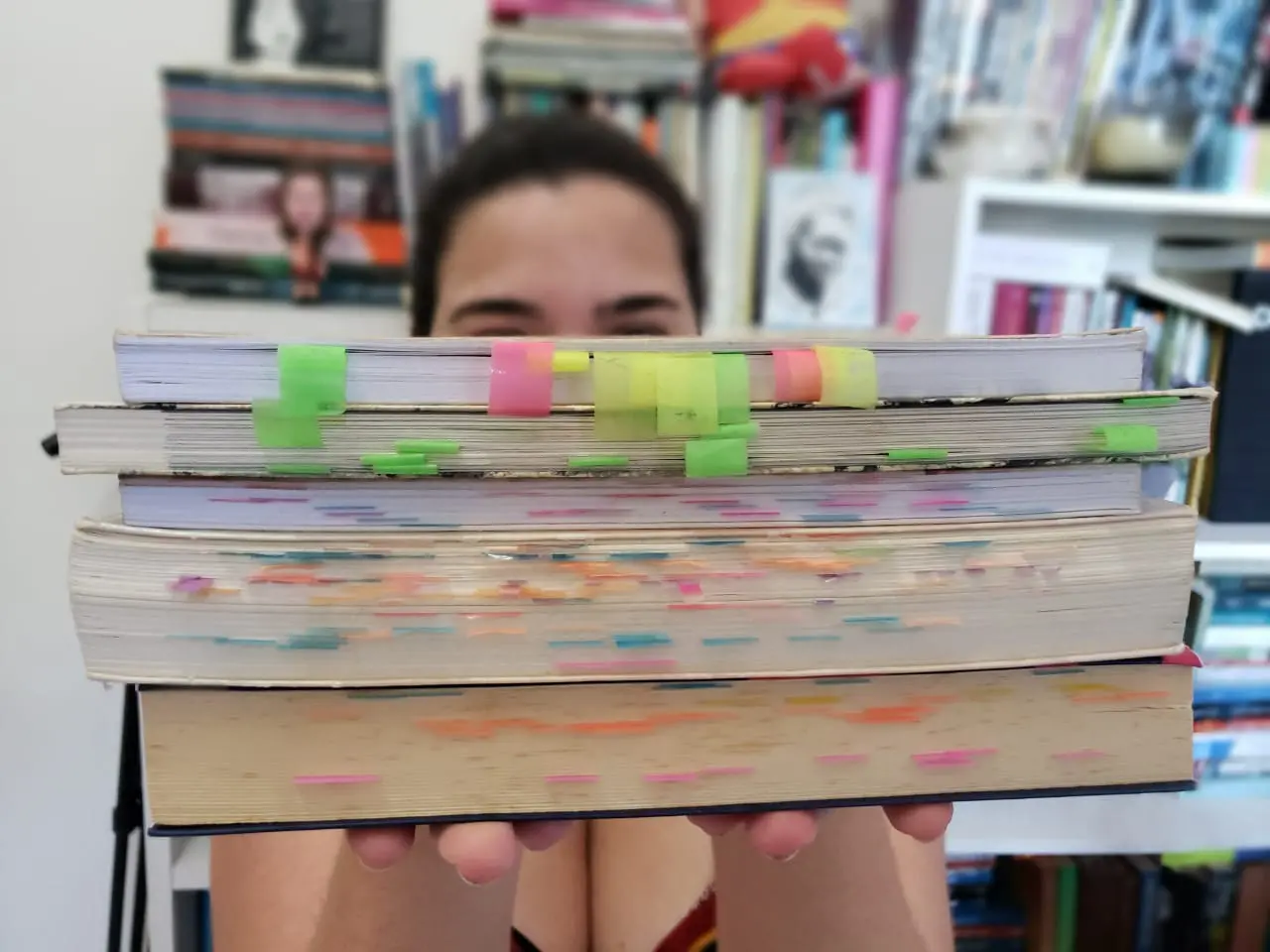 Nara Barreto segura livros com marcações