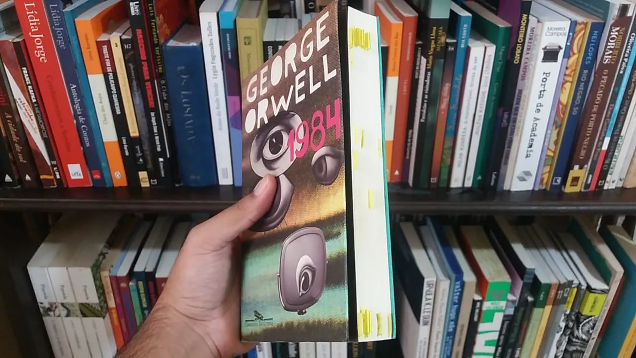 Após um longo período sem marcar os livros físicos, Ricardo aderiu ao post-it
