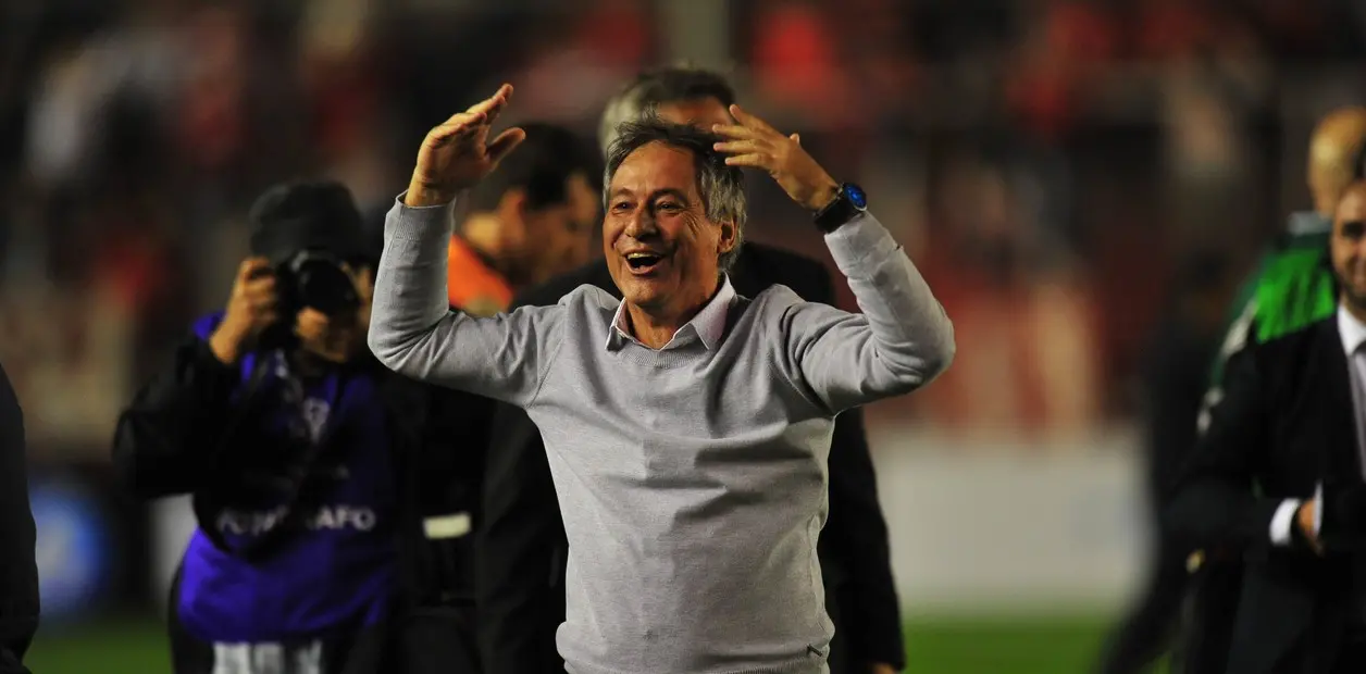 Ariel Holan comemora e sorri à beira do gramado