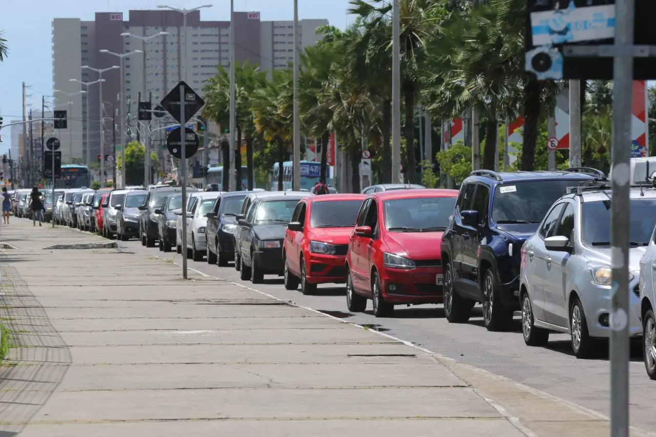 Engarrafamento no drive-thru do shopping RioMar Kennedy