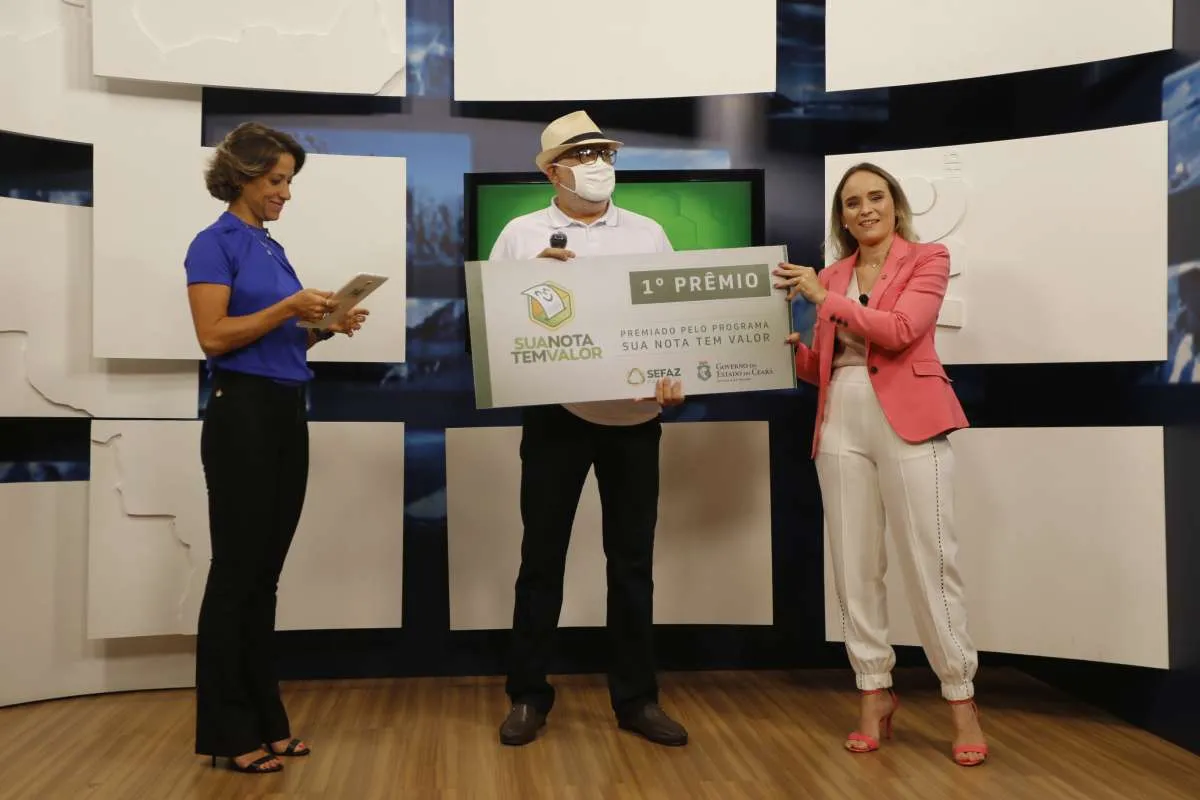 Francisco Edilberto Mendes (ao centro), ganhador do 1º prêmio do terceiro sorteio.