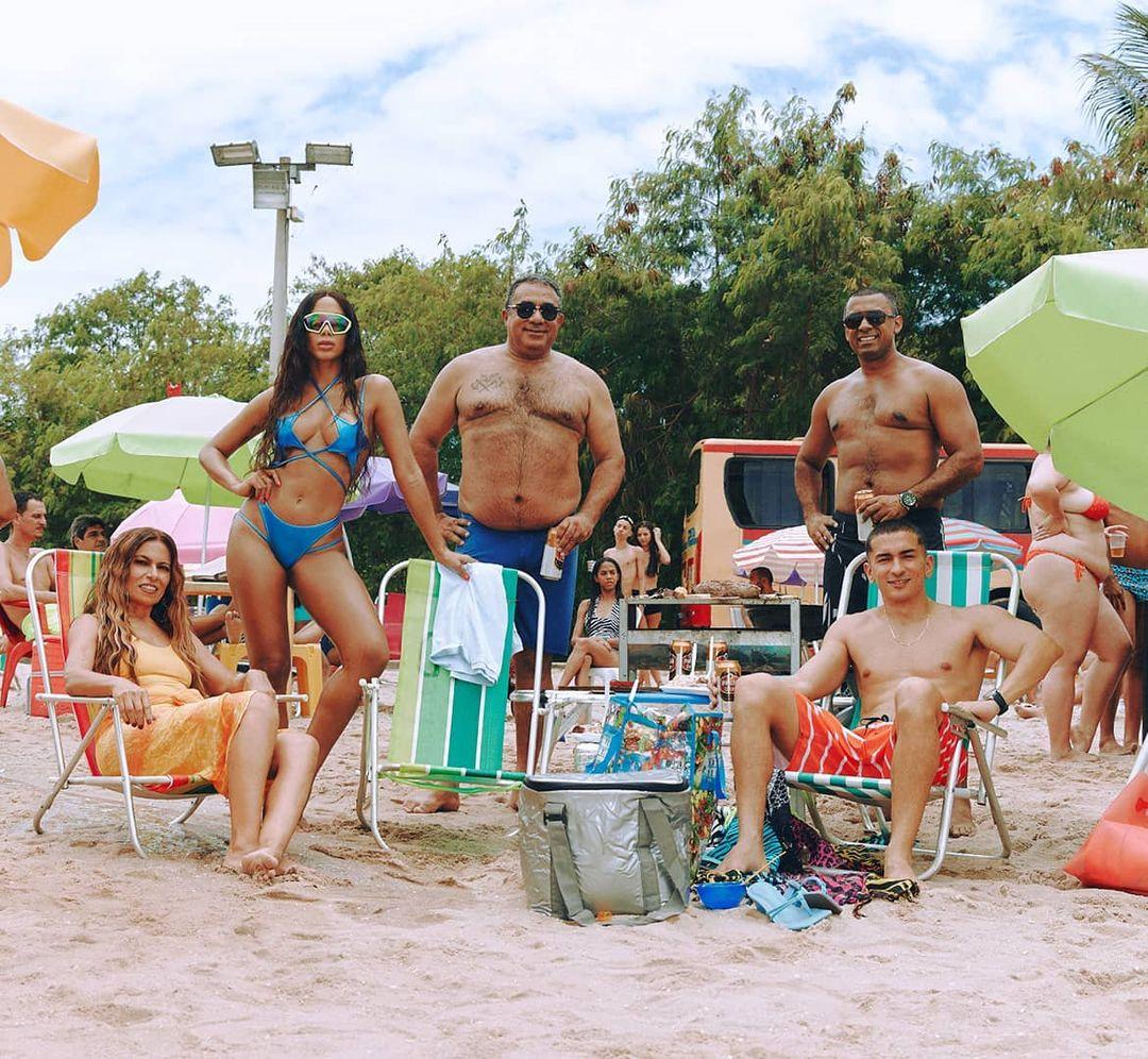 Anitta com família em cadeiras de praia durante gravações de 'Girl From Rio'