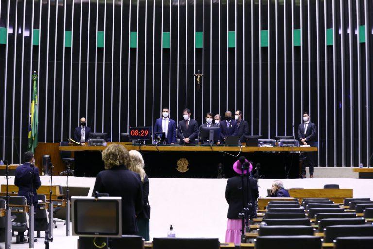 Parlamentares em sessão no Plenário da Câmara