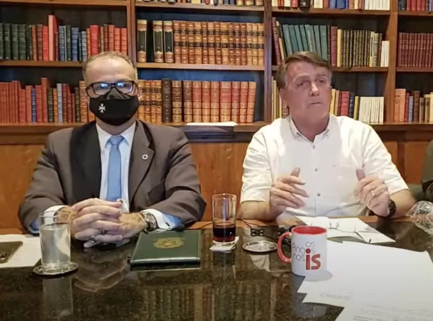 Antonio Barra Torres e Jair Bolsonaro durante live