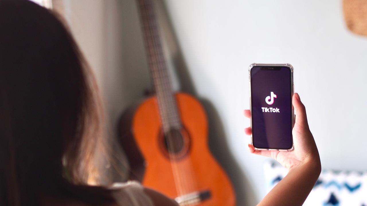 Conceito de música em um smartphone. mãos femininas com celular e