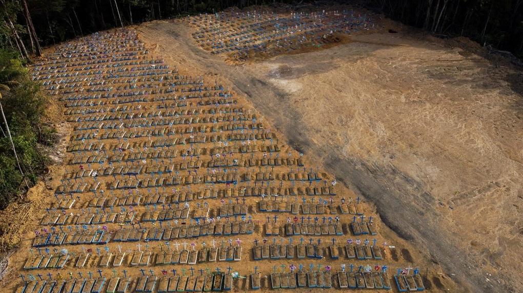 Vista aérea de cemitério. Brasil registrou mais de 400 mil mortes pela Covid nesta quinta-feira