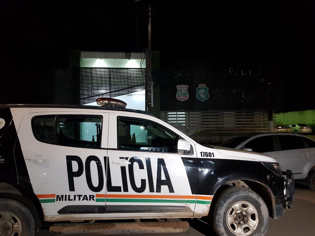 Viaturas da polícia militar em frente ao 32º Distrito Policia, onde preso por suspeita de estupras crianças em Mombaça está