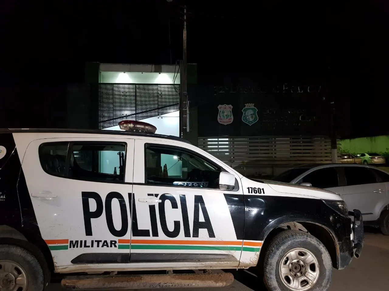 Viaturas da polícia militar em frente ao 32º Distrito Policia, onde preso por suspeita de estupras crianças em Mombaça está
