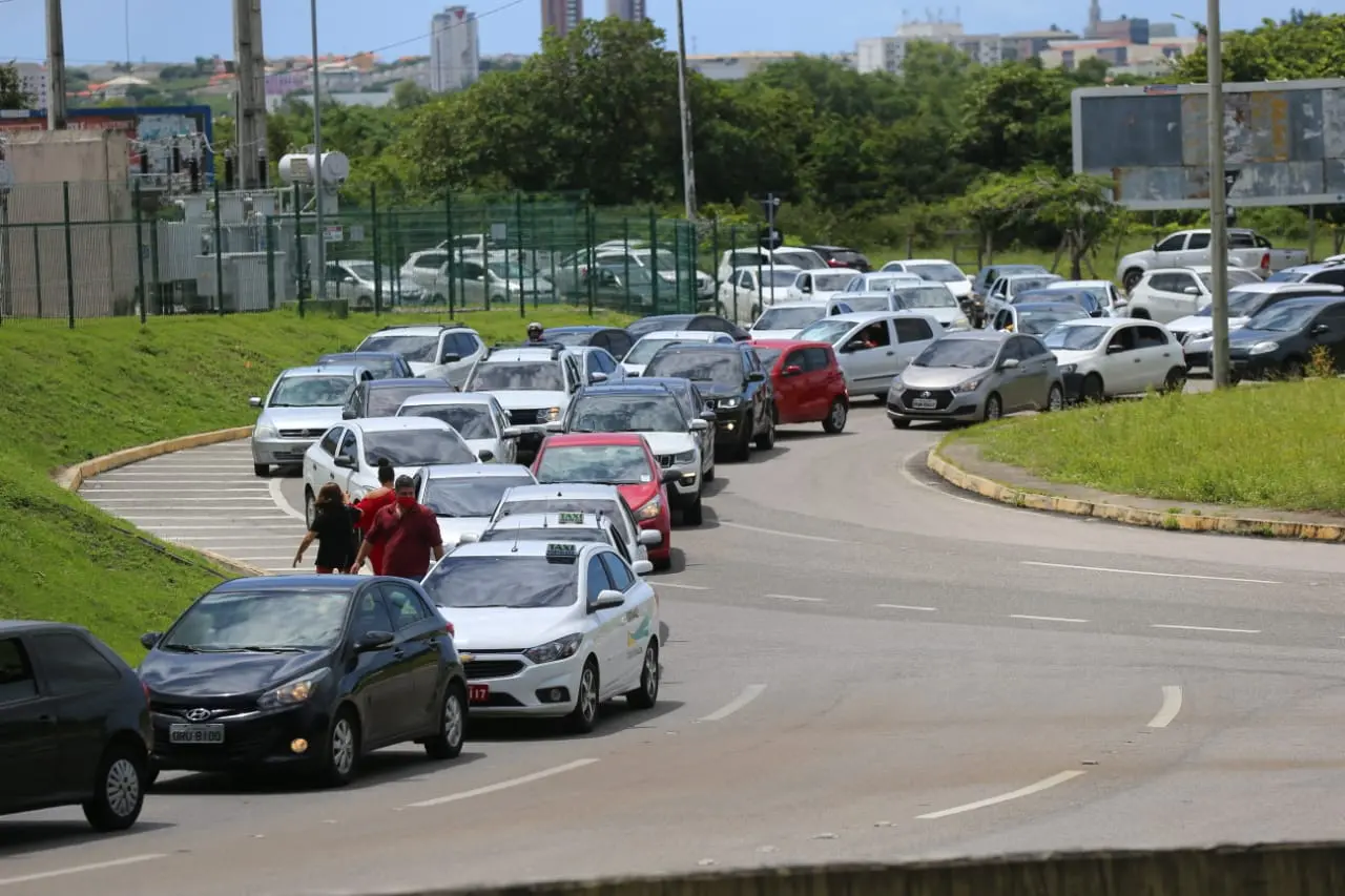 Filas de carros no Centro de Eventos