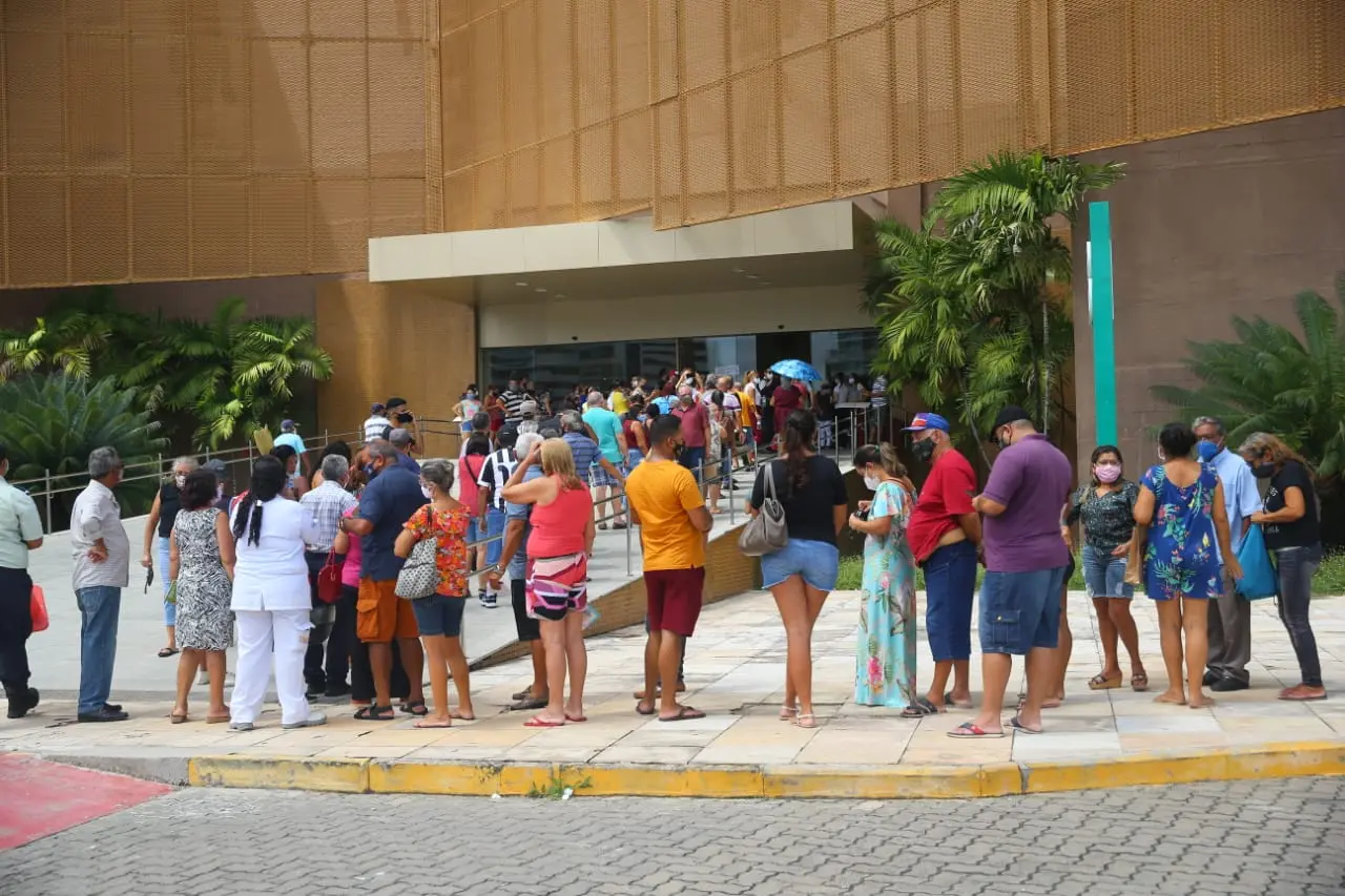 Filas de pessoas se formaram no Centro de Eventos