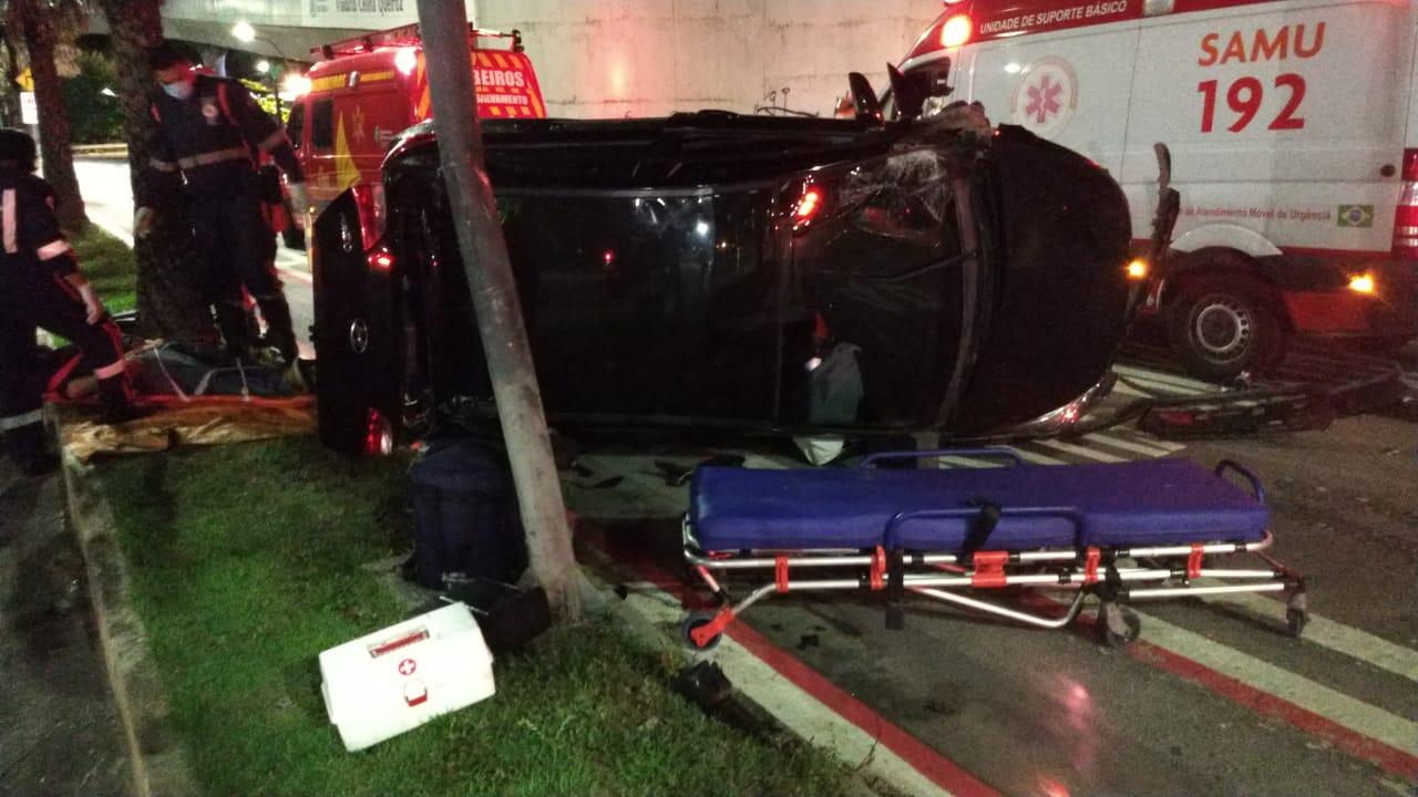 Motorista perde o controle da direção, bate no meio-fio e em poste, e tomba carro no bairro Cocó