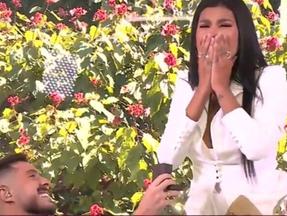 Pocah é pedida em casamento pelo namorado Ronan Souza durante o programa Mais Você