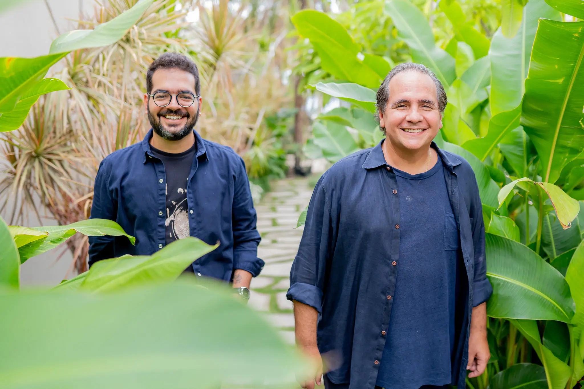 Ricardo Bacelar e Cainã Cavalcante entre árvores