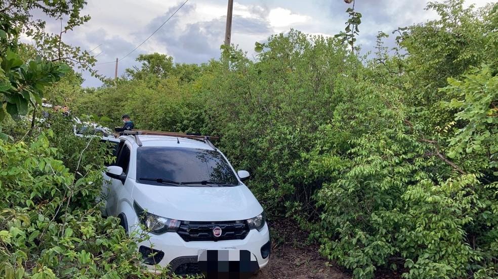 Carro dentro de um matagal, onde o corpo da vítima foi encontrado