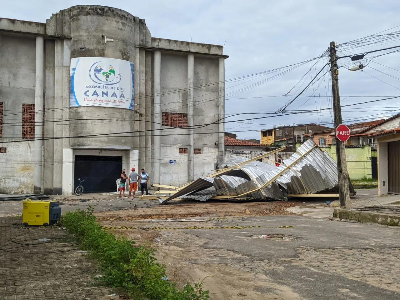 De acordo com testemunhas, a estrutura da igreja cedeu por volta das 23h, durante a chuva, que foi acompanhada de ventania