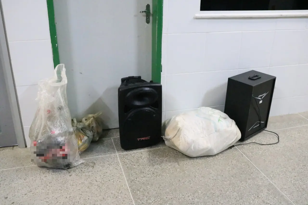 Polícia encontra grupo aglomerando em pousada com bebida alcoólica e som alto, em Orós